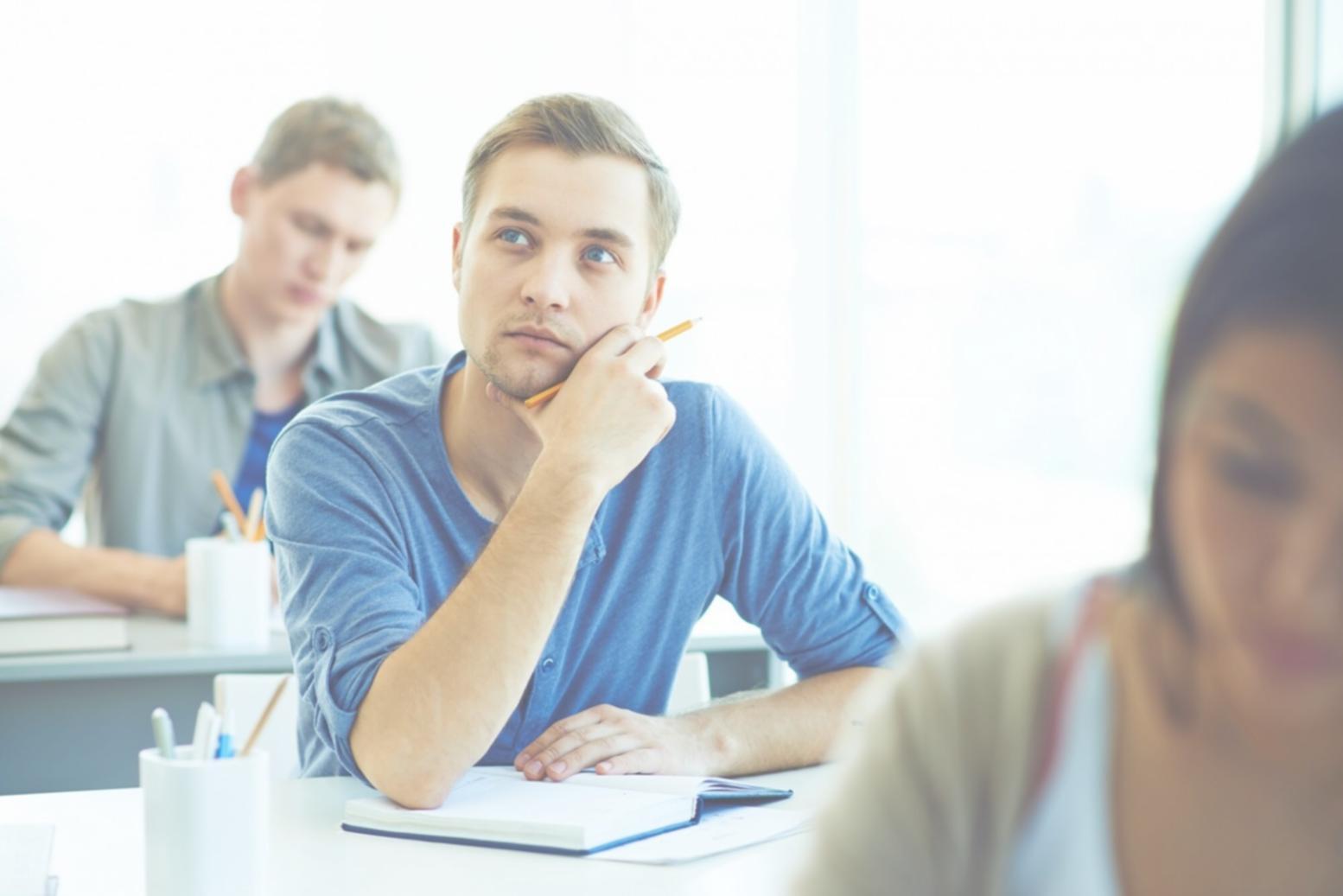 Espace de travail organisé pour l'étude de la finance